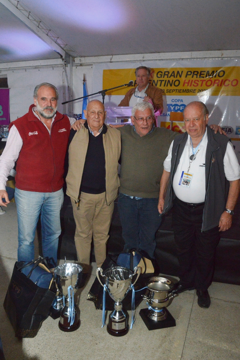 La Galeria de Fotos del 19° Gran Premio Argentino Histórico: Pablo Abat y Alejandro Passarini - Ganadores de 1er puesto general velocimetro y copa YPF- Foto Juan Biaggini - .JPG